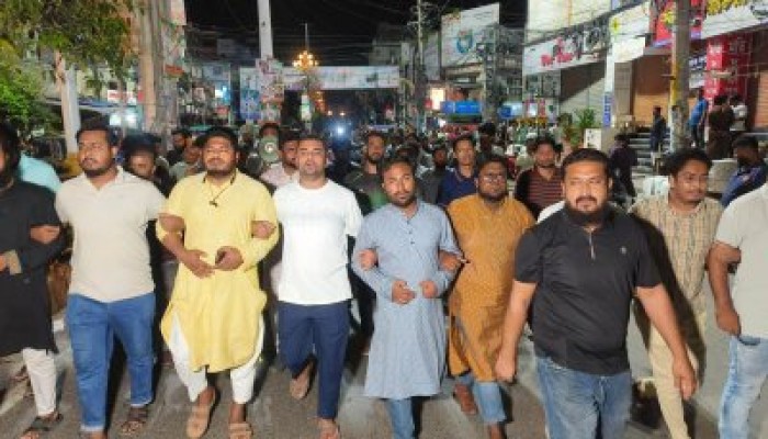 নুরের ওপর হামলার প্রতিবাদে দেশজুড়ে বিক্ষোভ নুরের ওপর হামলার প্রতিবাদে দেশজুড়ে বিক্ষোভ