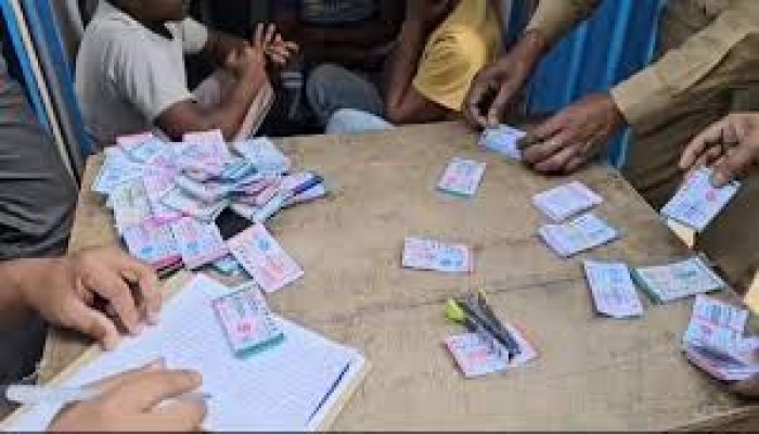 লটারির টিকিট কিনে সর্বস্বান্ত স্কুল শিক্ষার্থীরা লটারির টিকিট কিনে সর্বস্বান্ত স্কুল শিক্ষার্থীরা