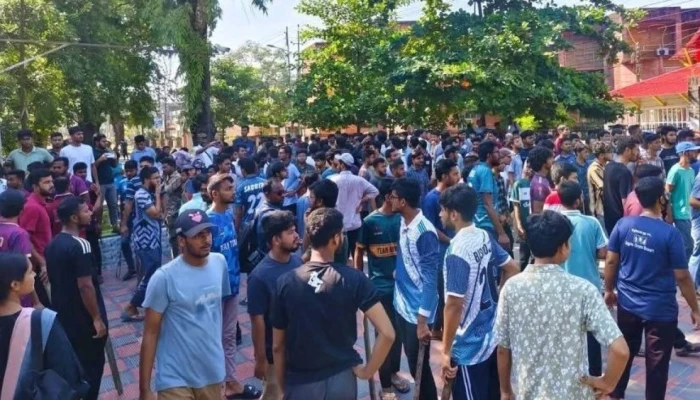 হলত্যাগের নির্দেশনা প্রত্যাখ্যান করে বাকৃবিতে শিক্ষার্থীদের বিক্ষোভ হলত্যাগের নির্দেশনা প্রত্যাখ্যান করে বাকৃবিতে শিক্ষার্থীদের বিক্ষোভ