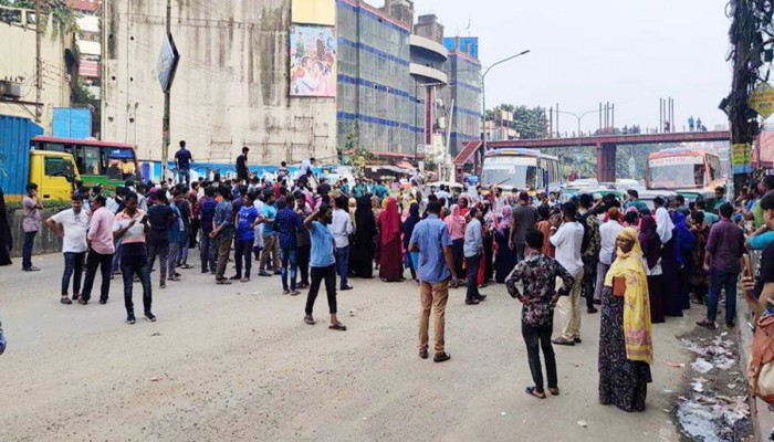 রাজধানীতে বকেয়া বেতনের দাবিতে শ্রমিকদের সড়ক অবরোধ রাজধানীতে বকেয়া বেতনের দাবিতে শ্রমিকদের সড়ক অবরোধ