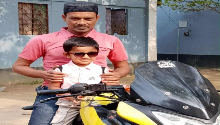 মৃত্যুর ভয়ে গ্রাম ছাড়া এক হিন্দু পরিবার মৃত্যুর ভয়ে গ্রাম ছাড়া এক হিন্দু পরিবার