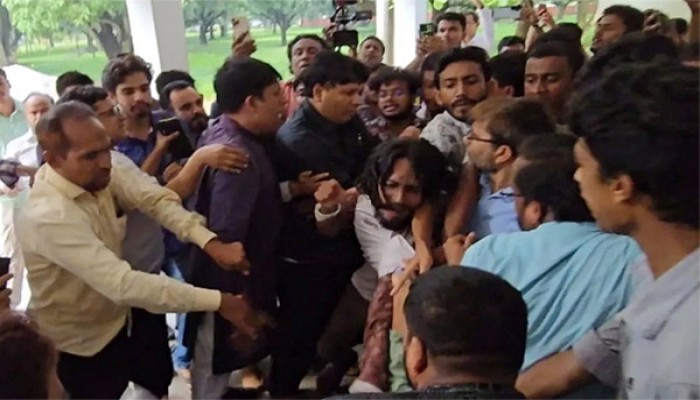 পোষ্য কোটা ঘিরে রাবিতে শিক্ষক-শিক্ষার্থীদের হাতাহাতি