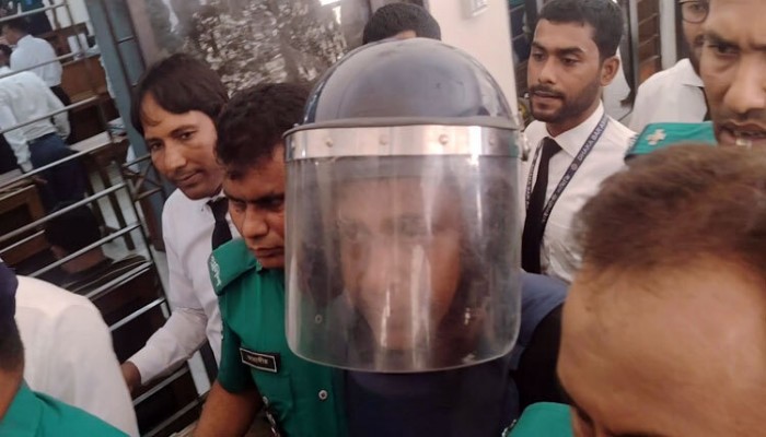 আদালতে সাবেক এমপি মুক্তির ‘জয় বাংলা’ স্লোগান আদালতে সাবেক এমপি মুক্তির ‘জয় বাংলা’ স্লোগান