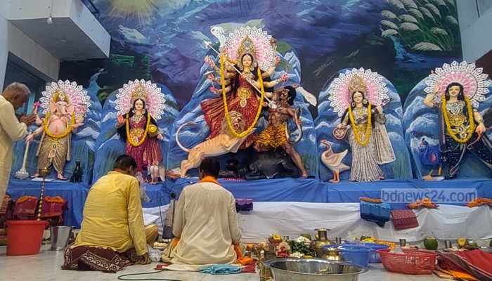মহাসপ্তমীতে পূজামণ্ডপে কলাবউ স্নান শুভবোধ জাগ্রত হওয়ার প্রত্যাশা মহাসপ্তমীতে পূজামণ্ডপে কলাবউ স্নান শুভবোধ জাগ্রত হওয়ার প্রত্যাশা