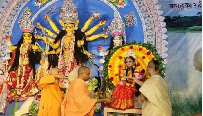 মণ্ডপে মণ্ডপে পুণ্যার্থী দর্শনার্থীদের ভিড় মণ্ডপে মণ্ডপে পুণ্যার্থী দর্শনার্থীদের ভিড়