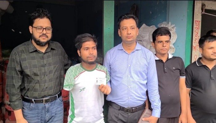 ফরিদপুরে অবশেষে এনআইডি পেলেন দুই হাতহীন জসিম ফরিদপুরে অবশেষে এনআইডি পেলেন দুই হাতহীন জসিম