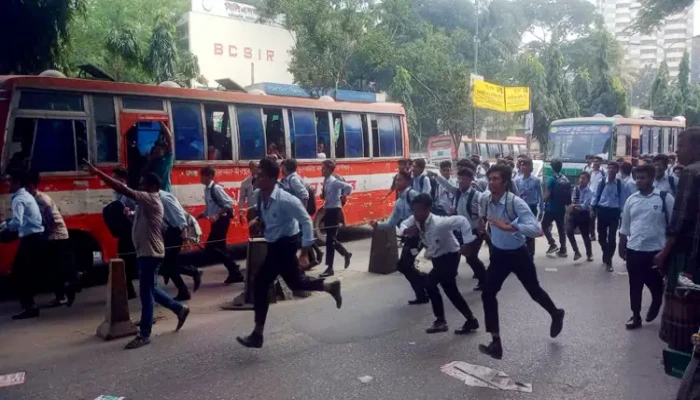 ঢাকা কলেজ ও আইডিয়াল কলেজ শিক্ষার্থীদের সংঘর্ষ ঢাকা কলেজ ও আইডিয়াল কলেজ শিক্ষার্থীদের সংঘর্ষ
