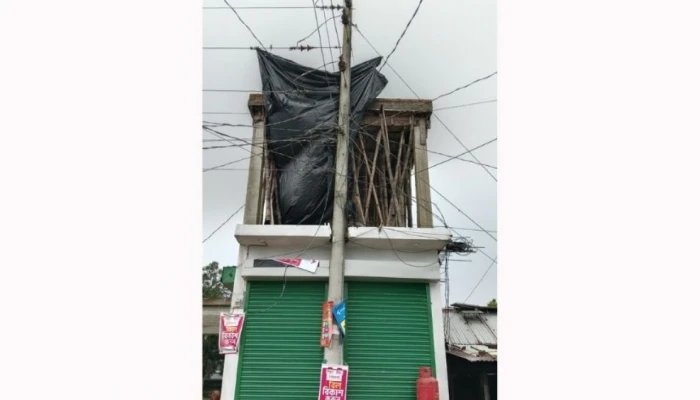 ১১ হাজার ভোল্টের বিদ্যুতের খুঁটি রেখেই ভবন নির্মাণ ১১ হাজার ভোল্টের বিদ্যুতের খুঁটি রেখেই ভবন নির্মাণ