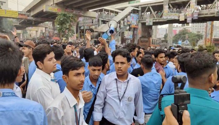 পাঁচ দফা দাবিতে ফার্মগেটে সড়ক অবরোধ শিক্ষার্থীদের পাঁচ দফা দাবিতে ফার্মগেটে সড়ক অবরোধ শিক্ষার্থীদের
