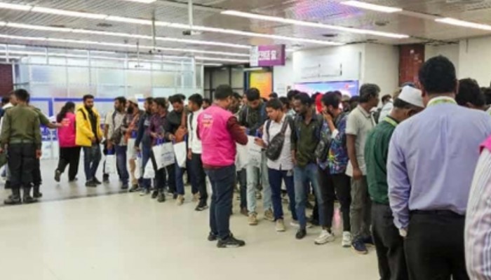 বিদেশ থেকে খালি হাতে ফিরছে প্রতারণার শিকার কর্মীরা বিদেশ থেকে খালি হাতে ফিরছে প্রতারণার শিকার কর্মীরা
