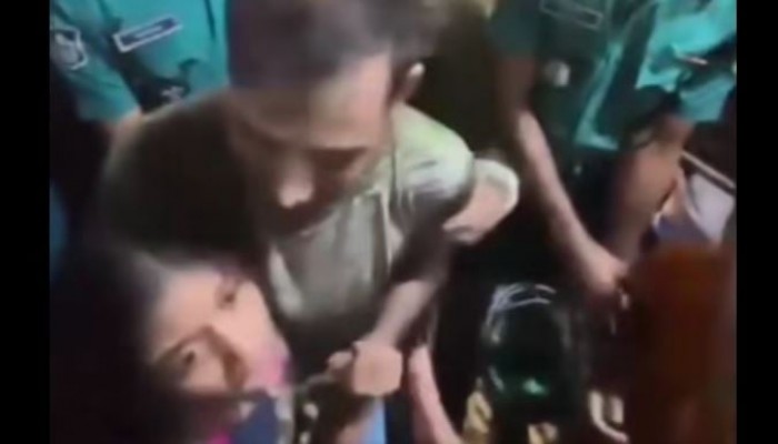 গ্রেফতার বাবাকে ধরে কাঁদতে থাকা শিশুকে চড় খতিয়ে দেখছে পুলিশ গ্রেফতার বাবাকে ধরে কাঁদতে থাকা শিশুকে চড় খতিয়ে দেখছে পুলিশ