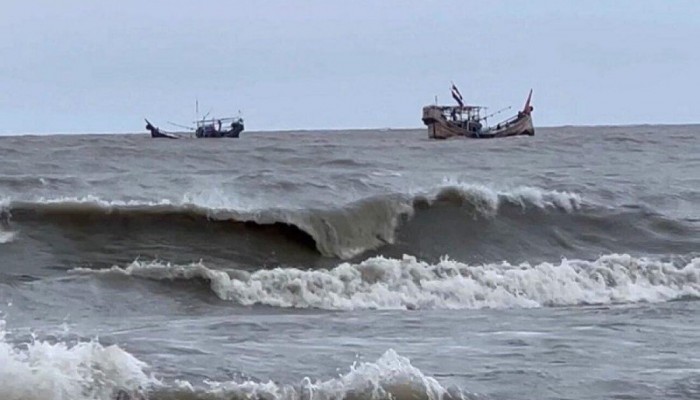 দেড় মাসেও সন্ধান মেলেনি সাগরে মাছ ধরতে যাওয়া ১৮ জেলের দেড় মাসেও সন্ধান মেলেনি সাগরে মাছ ধরতে যাওয়া ১৮ জেলের