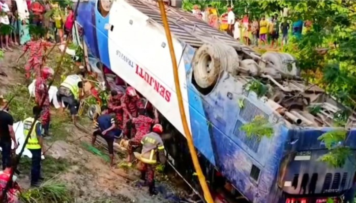 সুনামগঞ্জের টাঙ্গুয়ার হাওরে ঘুরতে এসে সড়কে প্রাণ গেল মা–মেয়ের, আহত ১০ সুনামগঞ্জের টাঙ্গুয়ার হাওরে ঘুরতে এসে সড়কে প্রাণ গেল মা–মেয়ের, আহত ১০