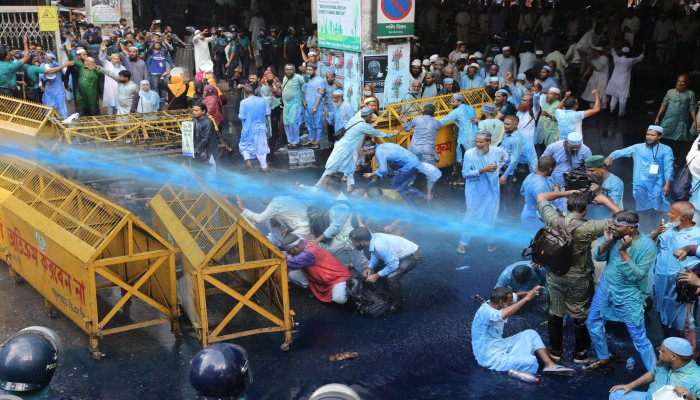 জলকামান ও সাউন্ড গ্রেনেড নিক্ষেপ অর্ধশত শিক্ষক আহত