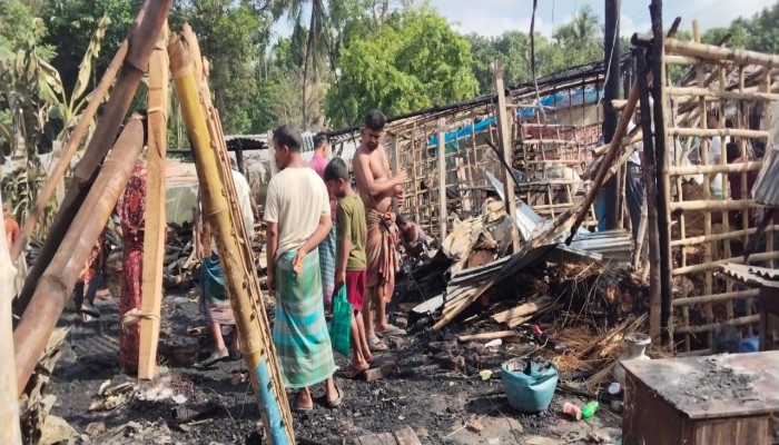 সাতক্ষীরা তালায় অগ্নিকাণ্ডে ৮ দোকান পুড়ে ছাই সাতক্ষীরা তালায় অগ্নিকাণ্ডে ৮ দোকান পুড়ে ছাই