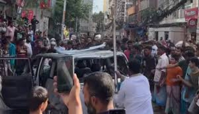 গাড়ি চাপায় পথচারী নিহত চালককে গণপিটুনি