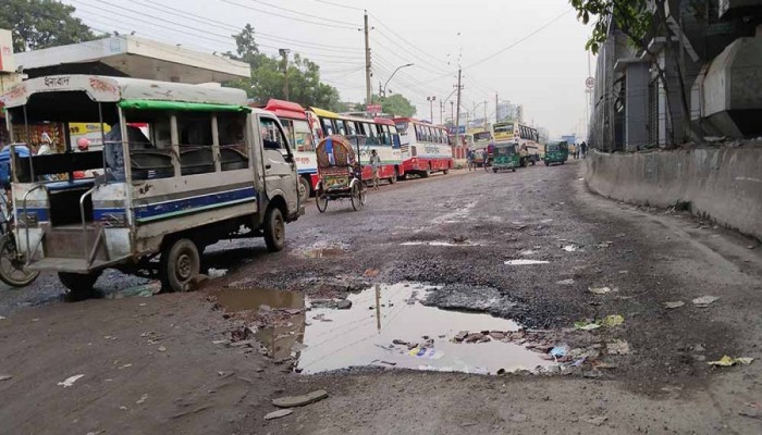 ভাঙাচোরা আর খানাখন্দে মহাসড়কগুলোয় বেড়েছে যাত্রীদের দুর্ভোগ