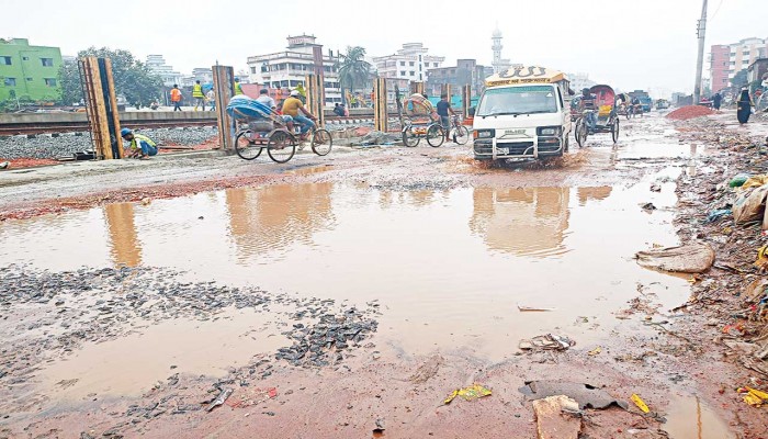 ভাঙাচোরা আর খানাখন্দে মহাসড়কগুলোয় বেড়েছে যাত্রীদের দুর্ভোগ