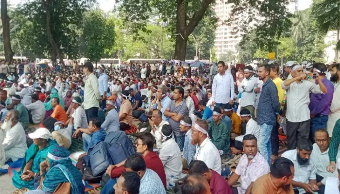 প্রাথমিকের শিক্ষকদের কর্মবিরতি ক্লাসের বাইরে ১ কোটি শিক্ষার্থী