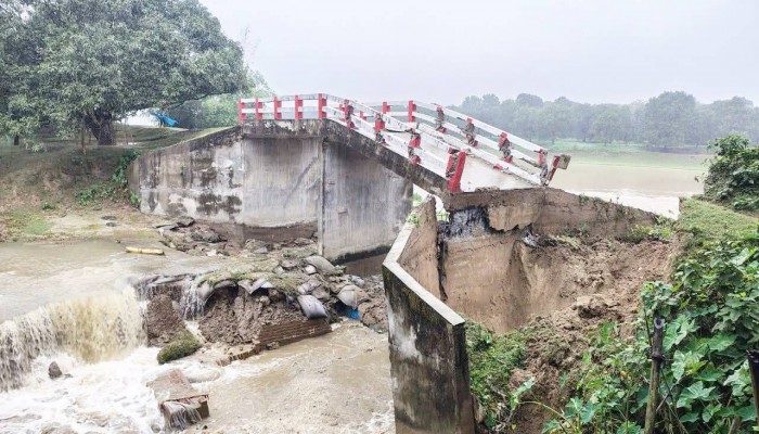 চাঁপাইনবাবগঞ্জে সেতু ধসে বিপাকে অর্ধলক্ষাধিক মানুষ