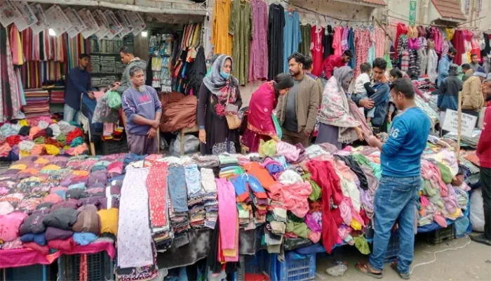 আমতলীতে শীত আসতে না আসতেই গরম পোশাক বিক্রির ধুম