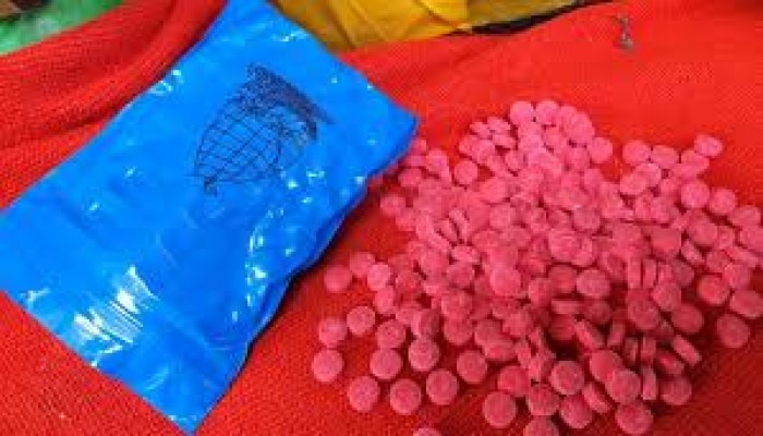 পুলিশ দেখে ফেলে যাওয়া প্রাইভেটকারে মিললো এক লাখ পিস ইয়াবা