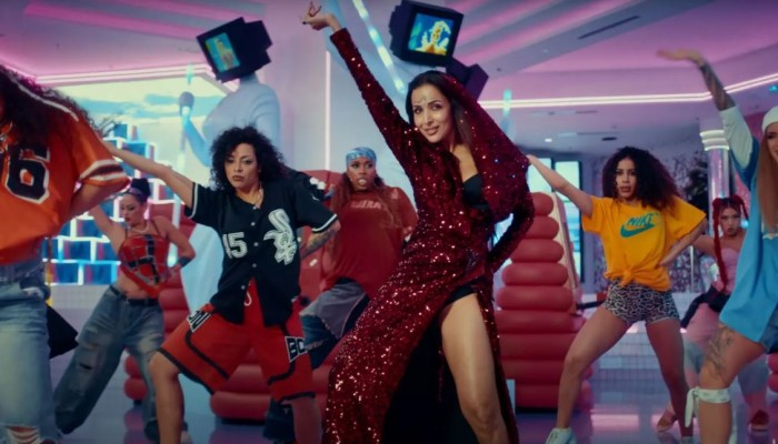 অশালীন ভঙ্গিতে নাচের অভিযোগে যা বললেন মালাইকা