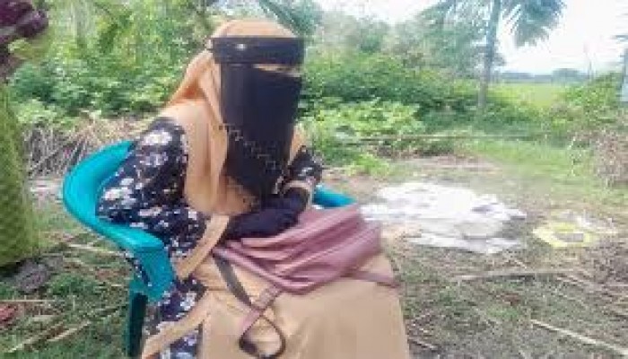 তেঁতুলিয়ায় বিয়ের দাবিতে প্রেমিকের বাড়িতে প্রেমিকার অনশন