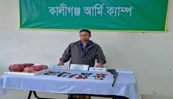 শ্যামনগরে অস্ত্র গুলি ও বিভিন্ন মালামালসহ ডাকাত আটক