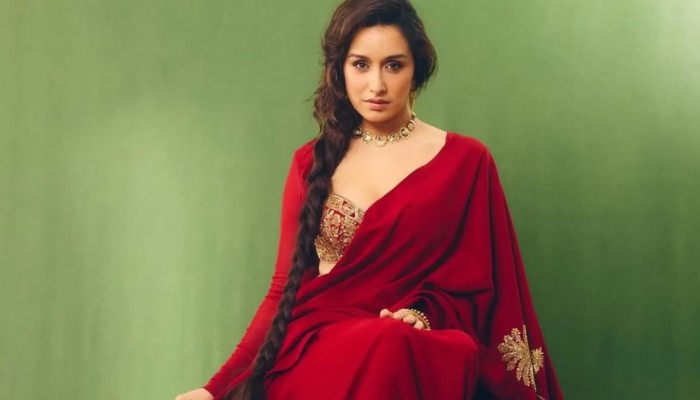 চোটকে পাত্তা না দিয়ে শুটিং স্পটে শ্রদ্ধা