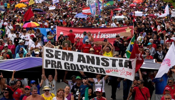 বলসোনারোর সাজা কমানো বিলের বিরুদ্ধে ব্রাজিলে হাজার হাজার মানুষের বিক্ষোভ