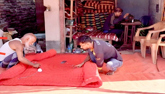 শেরপুরে কর্মব্যস্ততা বেড়েছে লেপতোষক কারিগরদের