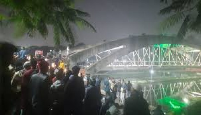 খালেদা জিয়ার সমাধি প্রাঙ্গণে উৎসুক জনতার ভিড়