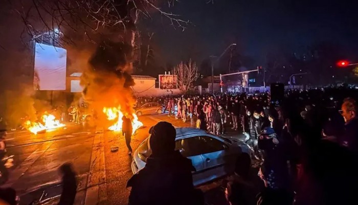 রক্তক্ষয়ী বিক্ষোভে টালমাটাল ইরান