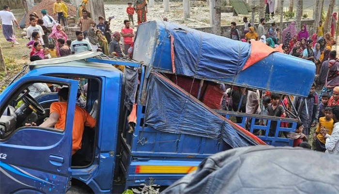 ফরিদপুরে শ্রমিকবাহী পিকআপে ট্রেনের ধাক্কায় দুই ভাইসহ নিহত ৩