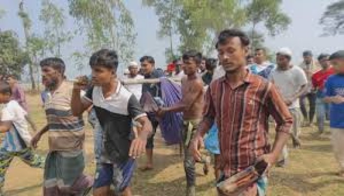 কক্সবাজার সীমান্ত এলাকায় মাইন বিস্ফোরণে যুবক আহত, সড়ক অবরোধ