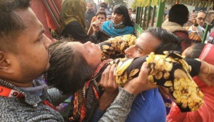 গাজীপুরে বেতনের দাবিতে আন্দোলন  শতাধিক শ্রমিক অসুস্থ