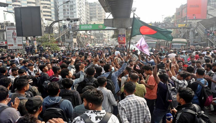 শিক্ষার্থীদের অবরোধে অচল ঢাকা