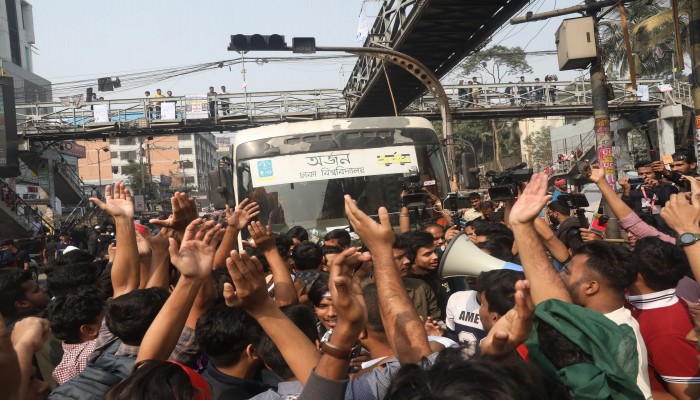 শিক্ষার্থীদের অবরোধে জনজীবনে নাভিশ্বাস